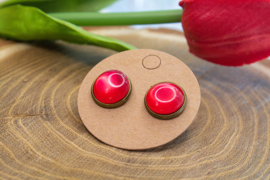 Beszúrós cabochon nemesacél fülbevaló, választható rosegold, arany színű, ezüst színű és bronz színű alapban, piros műgyantával