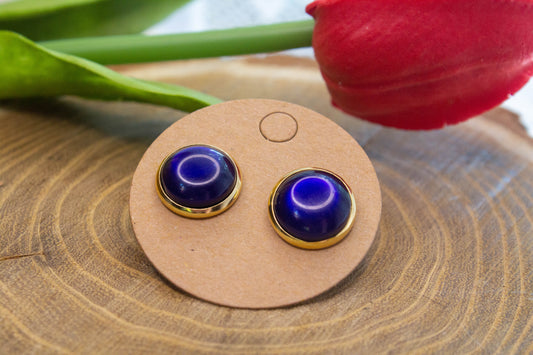 Beszúrós cabochon nemesacél fülbevaló, választható rosegold, arany színű, ezüst színű és bronz színű alapban, kék műgyantával