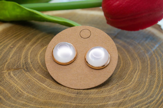 Beszúrós cabochon nemesacél fülbevaló, választható rosegold, arany színű, ezüst színű és bronz színű alapban, fehér műgyantával