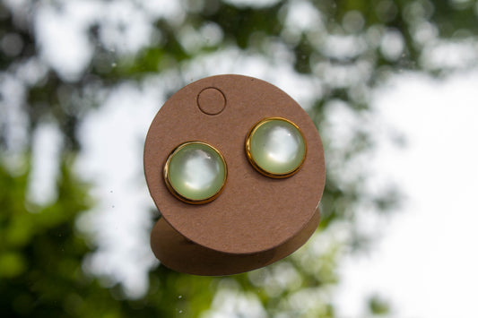 Világos zöld színű cabochon fülbevaló, választható arany színű, rosegold színű, vagy ezüst színű alapban. 12 mm-es átmérőjű, nikkelmentes, így nem bántja az arra érzékeyenk fülét.