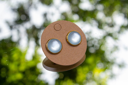 Világos kék színű cabochon fülbevaló, választható arany színű, rosegold színű, vagy ezüst színű alapban. 12 mm-es átmérőjű, nikkelmentes, így nem bántja az arra érzékeyenk fülét.