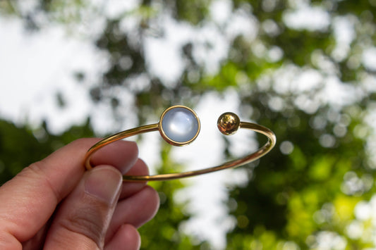 Világos kék színű cabochon karkötő, választható arany színű, rosegold színű, vagy ezüst színű alapban.nikkelmentes, így nem bántja az arra érzékenyek bőrét