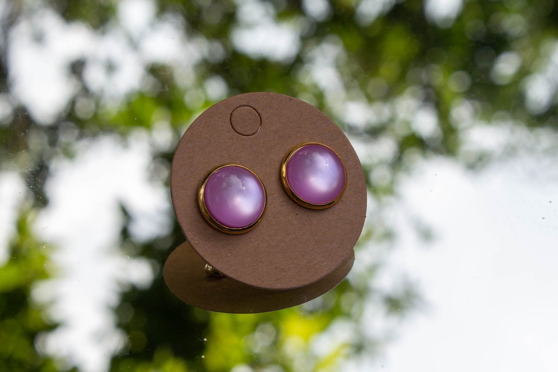 Világos lila színű műgyanta cabochon fülbevaló, csodálatos színben pompázik. A fülbevaló átmérője 12 mm, és nikkelmentes, így az arra érzékenyek is hordhatják.