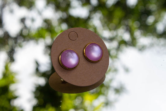 Világos lila színű műgyanta cabochon fülbevaló, csodálatos színben pompázik. A fülbevaló átmérője 12 mm, és nikkelmentes, így az arra érzékenyek is hordhatják.