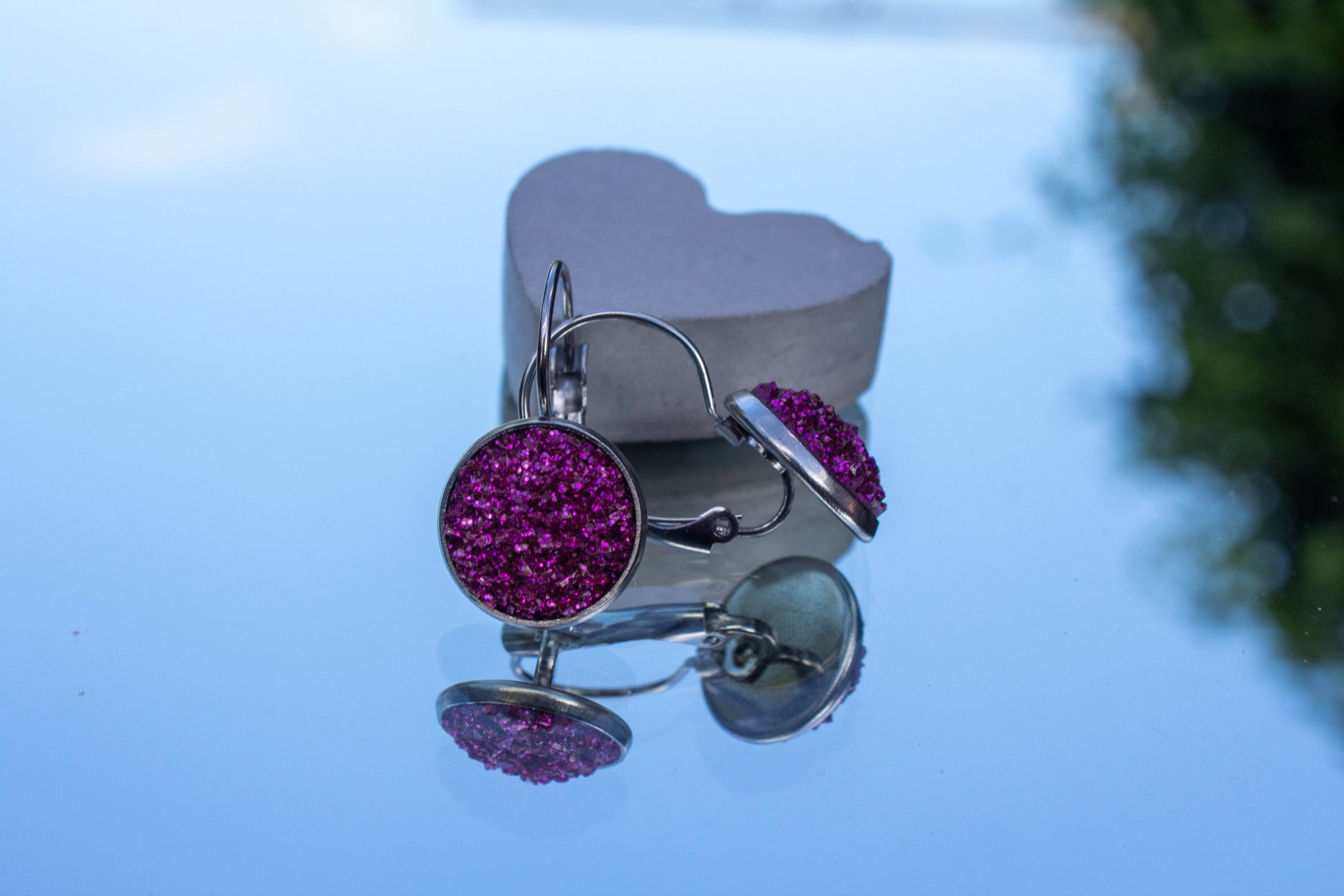 lila színű francia kapcsos fülbevaló, választható ezüst színű vagy rosegold alappal, nikkelmentes. a fülbevaló átmérője 12 mm