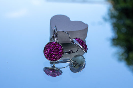 lila színű francia kapcsos fülbevaló, választható ezüst színű vagy rosegold alappal, nikkelmentes. a fülbevaló átmérője 12 mm