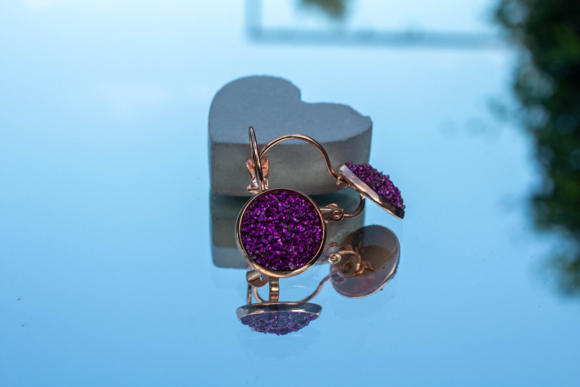 lila színű francia kapcsos fülbevaló, választható ezüst színű vagy rosegold alappal, nikkelmentes. a fülbevaló átmérője 12 mm