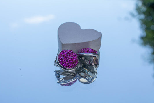 lila színű druzi cabochon klipsz, nikkelmentes nem bántja a fület. A fülbevaló mérete 12 mm