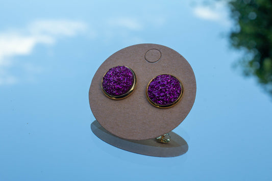 Orgona színű fülbevaló, arany színű, bronz színű, ezüst színű vagy rosegold alappal. A fülbevaló átmérője 12 mm