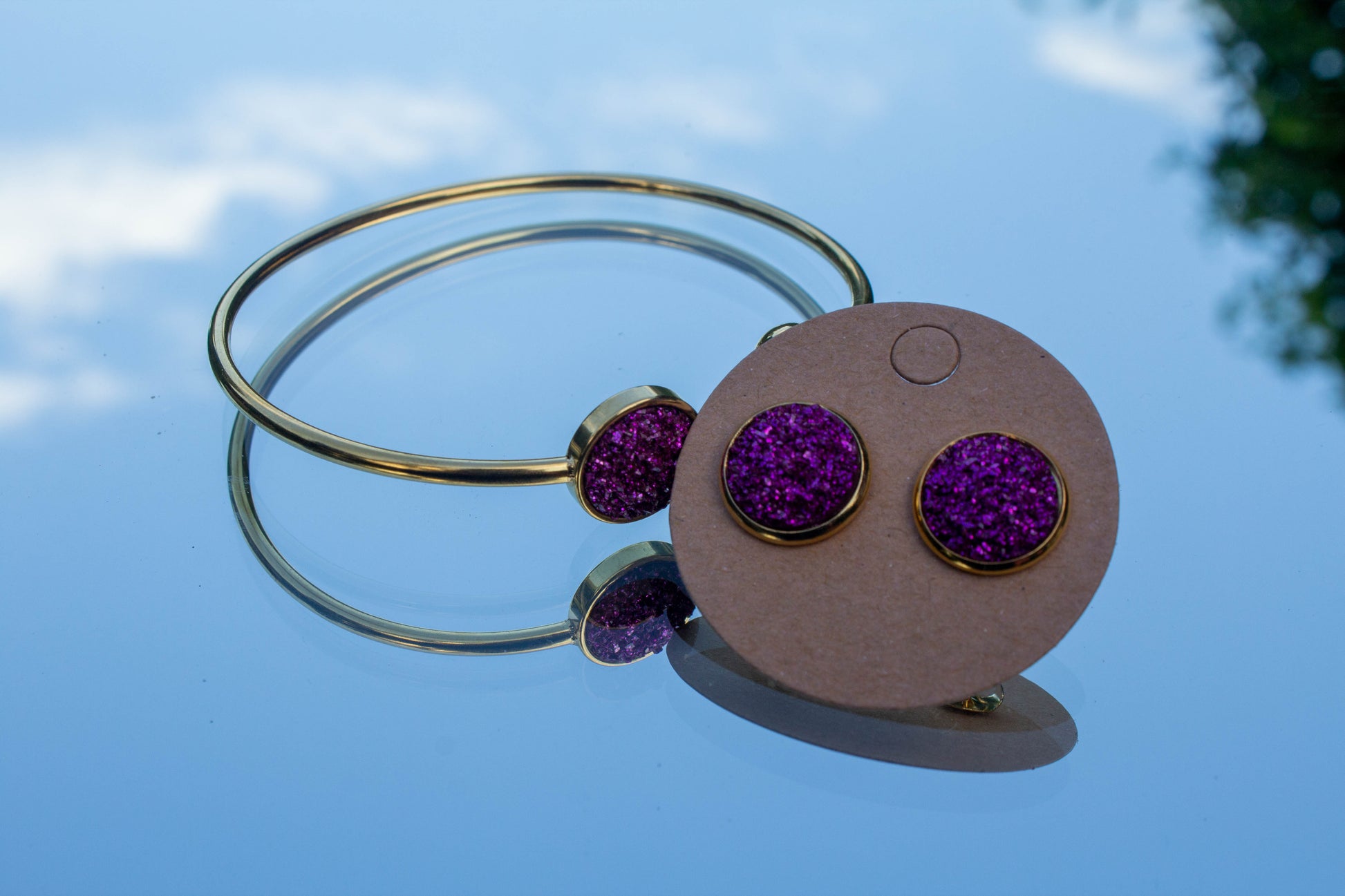 Lila szinű cabochon szett: karkötő és fülbevaló, arany színű, rosegold és ezüst színű alappal. Nikkelmentes