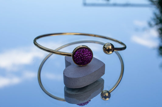 lila színű cabochon karkötő, választható arany színű, rosegold vagy ezüst színű alapban, nikkelmentes.