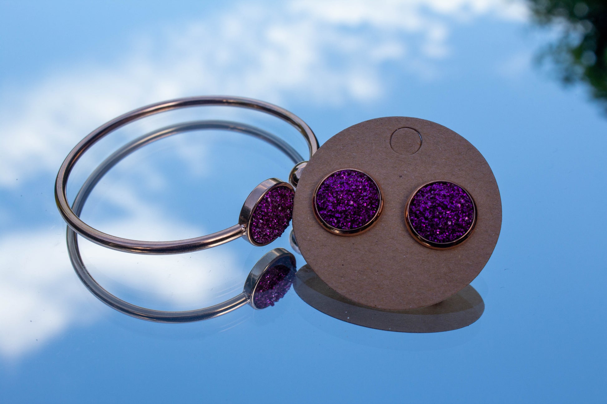 Lila szinű cabochon szett: karkötő és fülbevaló, arany színű, rosegold és ezüst színű alappal. Nikkelmentes