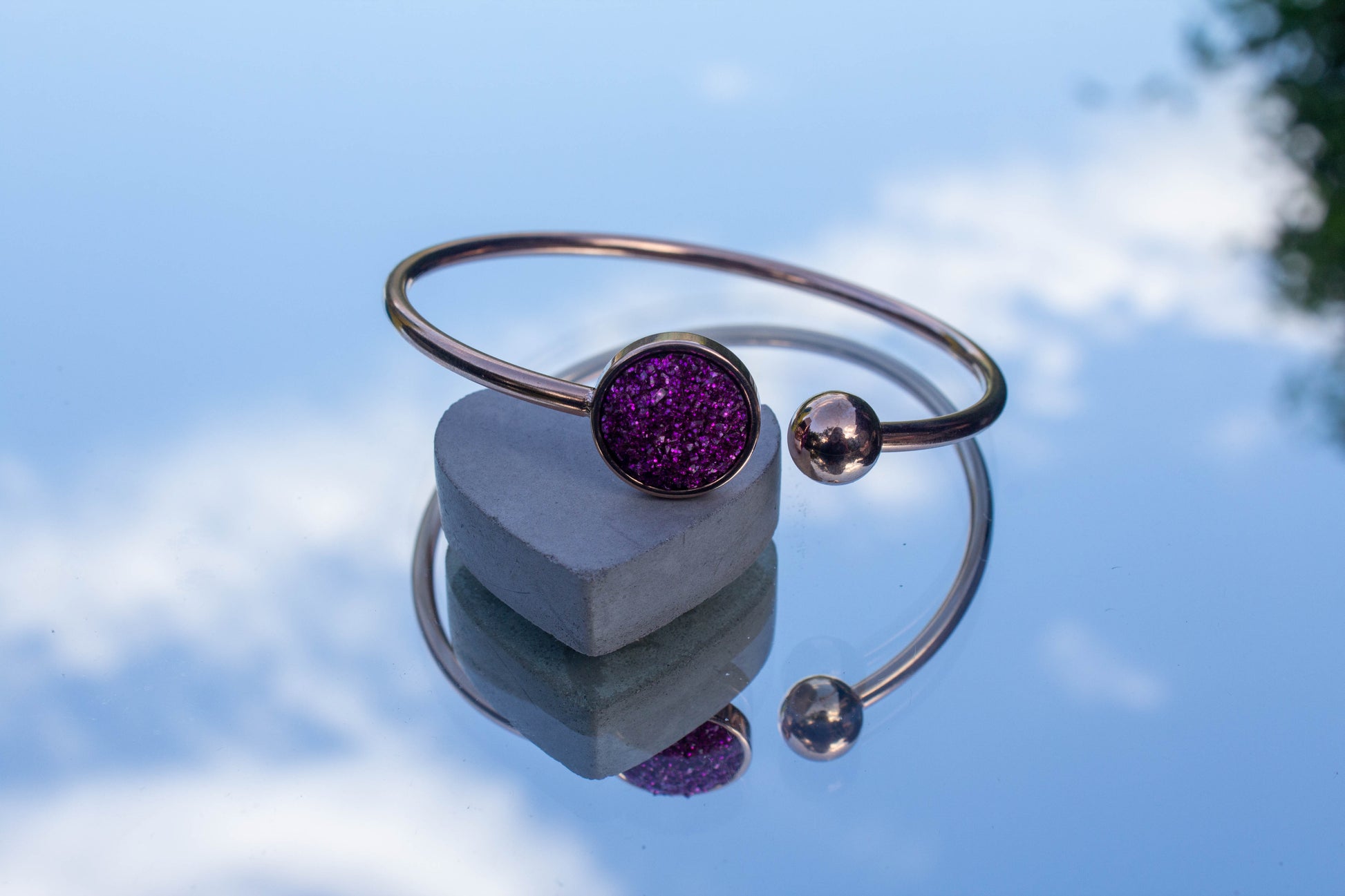 lila színű cabochon karkötő, választható arany színű, rosegold vagy ezüst színű alapban, nikkelmentes.