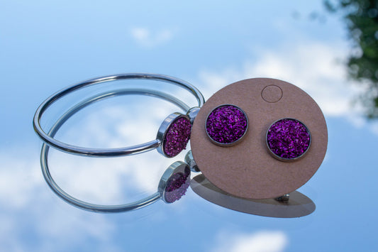 Lila szinű cabochon szett: karkötő és fülbevaló, arany színű, rosegold és ezüst színű alappal. Nikkelmentes