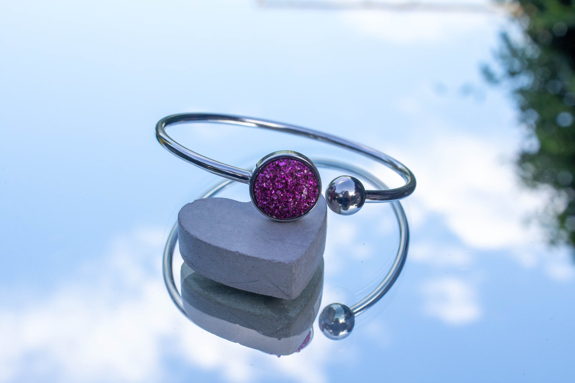 lila színű cabochon karkötő, választható arany színű, rosegold vagy ezüst színű alapban, nikkelmentes.
