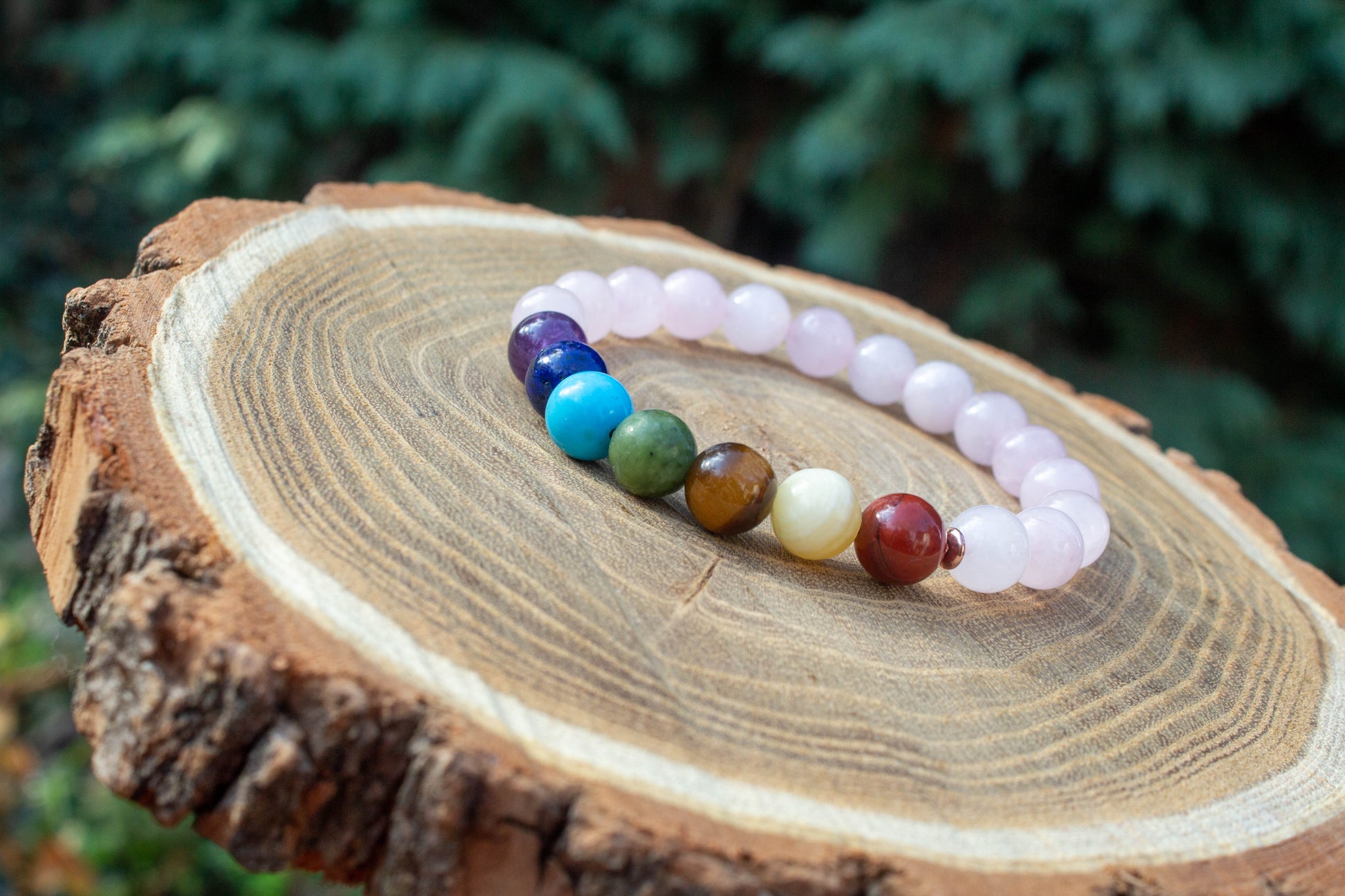 Kézzel készült csakraköves rózsakvarc karkötő természetes ásványokból. Szeretetet, békét és belső egyensúlyt hoz viselőjének.