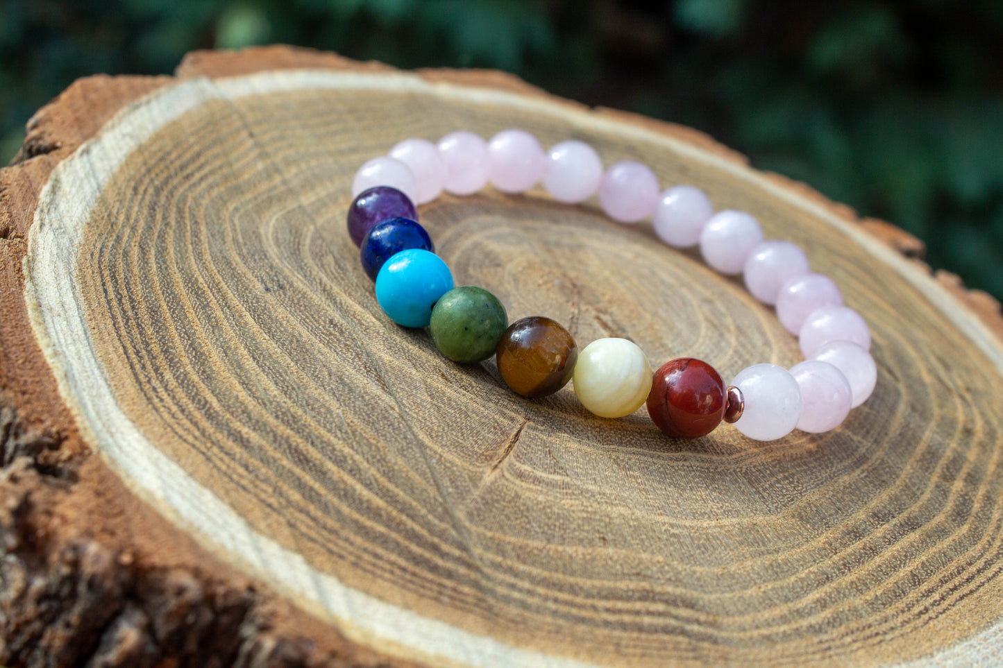 Kézzel készült csakraköves rózsakvarc karkötő természetes ásványokból. Szeretetet, békét és belső egyensúlyt hoz viselőjének.