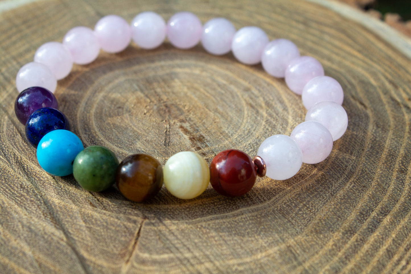 Kézzel készült csakraköves rózsakvarc karkötő természetes ásványokból. Szeretetet, békét és belső egyensúlyt hoz viselőjének.