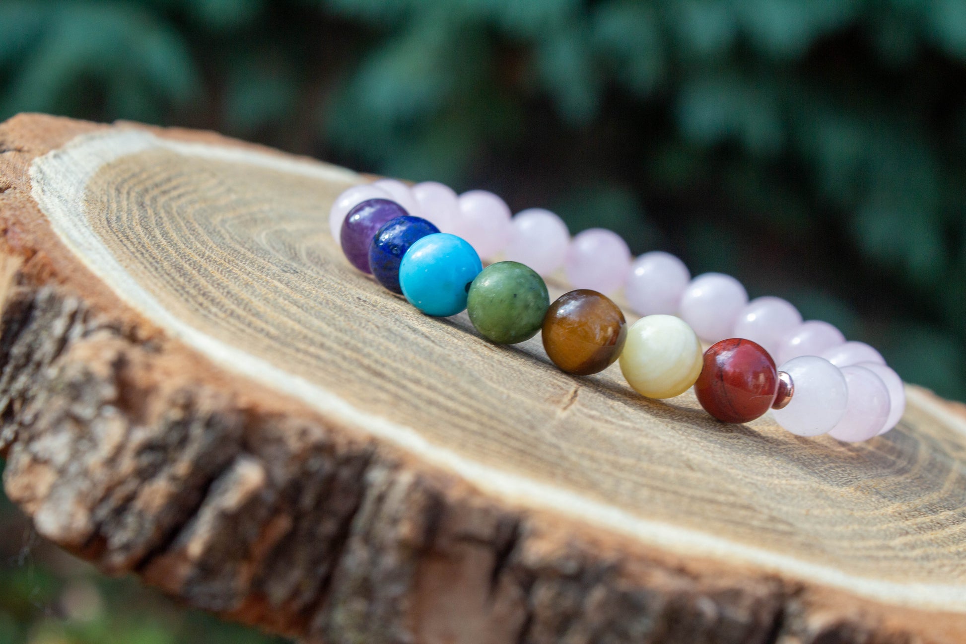 Kézzel készült csakraköves rózsakvarc karkötő természetes ásványokból. Szeretetet, békét és belső egyensúlyt hoz viselőjének.