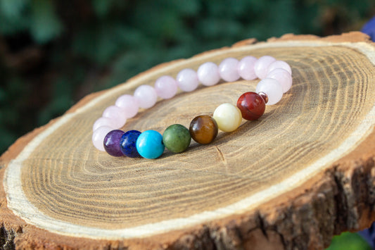 Kézzel készült csakraköves rózsakvarc karkötő természetes ásványokból. Szeretetet, békét és belső egyensúlyt hoz viselőjének.