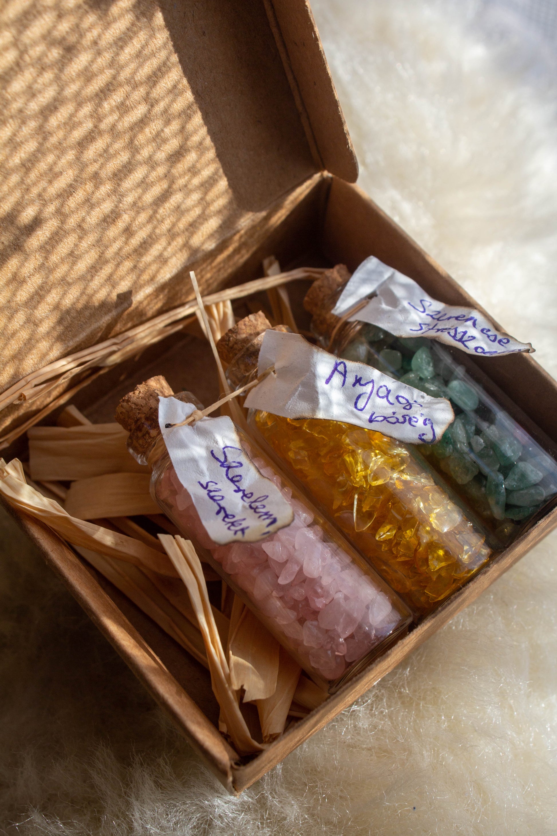 Három kis üvegcsés szett egy elegáns kis dobozban, mindegyik üveg inspirációs tartalommal a Tűz Ló évére. A háttér világos, napfényes, hangulatot sugalló, a szett személyes energiát és motivációt közvetít.