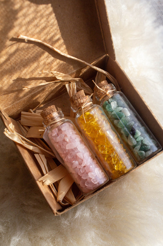 Három kis üvegcsés szett egy elegáns kis dobozban, mindegyik üveg inspirációs tartalommal a Tűz Ló évére. A háttér világos, napfényes, hangulatot sugalló, a szett személyes energiát és motivációt közvetít.