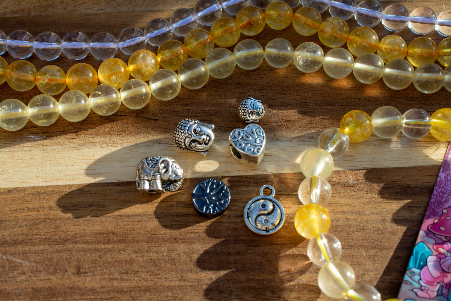 „Citrin és hegyikristály karkötő Érmék Ásza energiával, választható felár nélküli charmokkal, bőség és új kezdet szimbóluma”