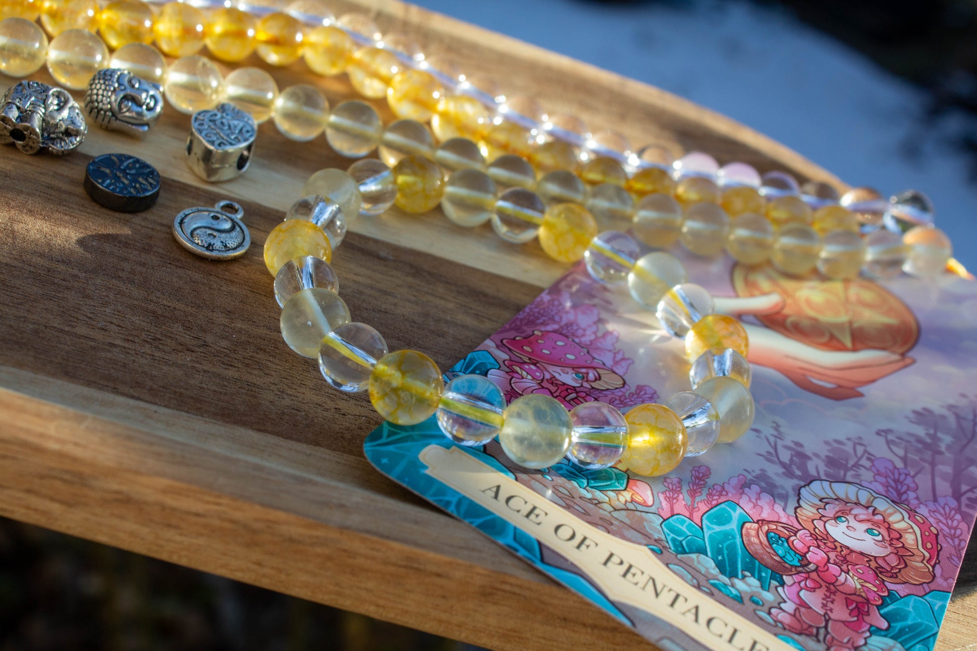 „Citrin és hegyikristály karkötő Érmék Ásza energiával, választható felár nélküli charmokkal, bőség és új kezdet szimbóluma”