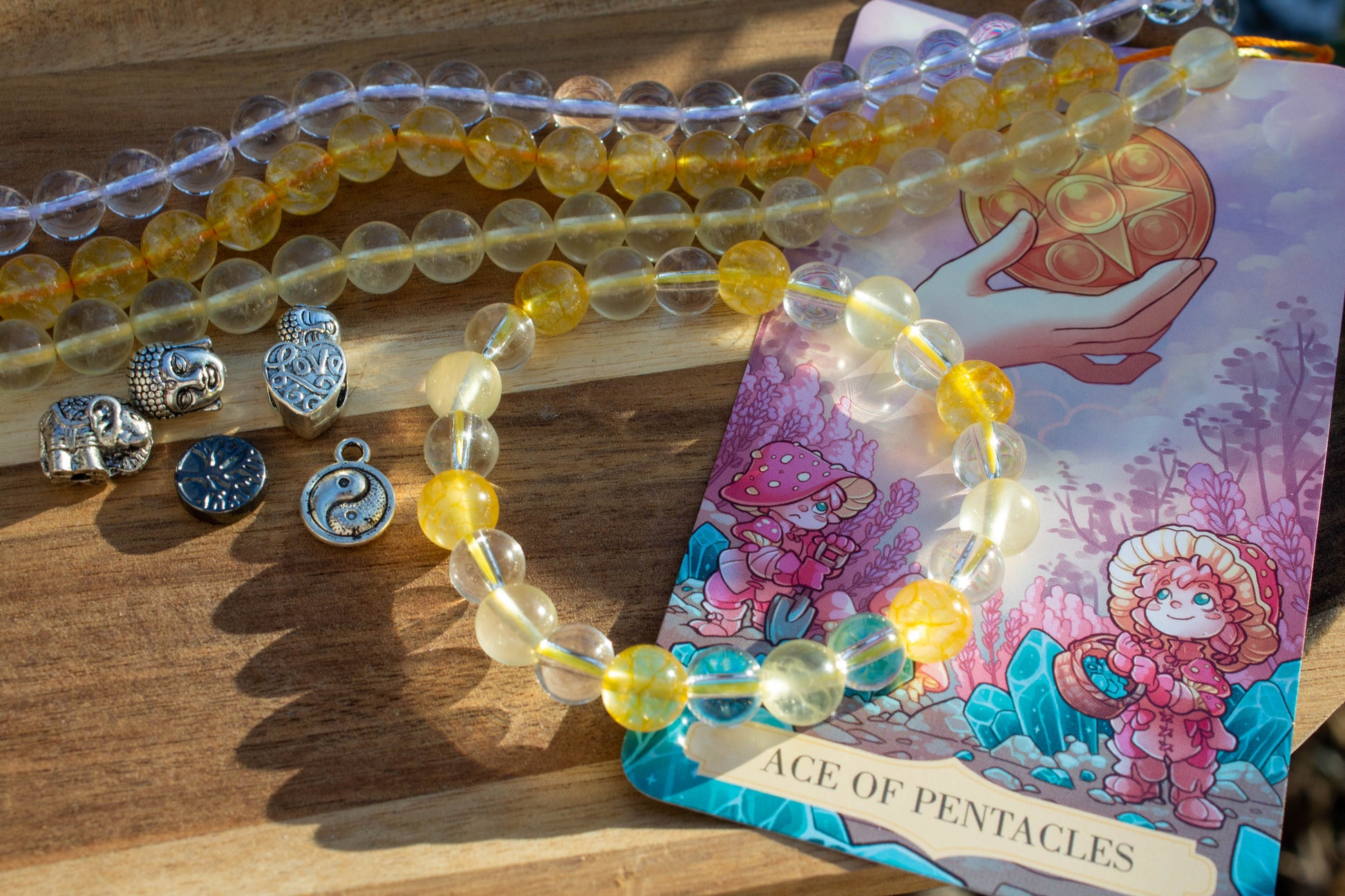 „Citrin és hegyikristály karkötő Érmék Ásza energiával, választható felár nélküli charmokkal, bőség és új kezdet szimbóluma”