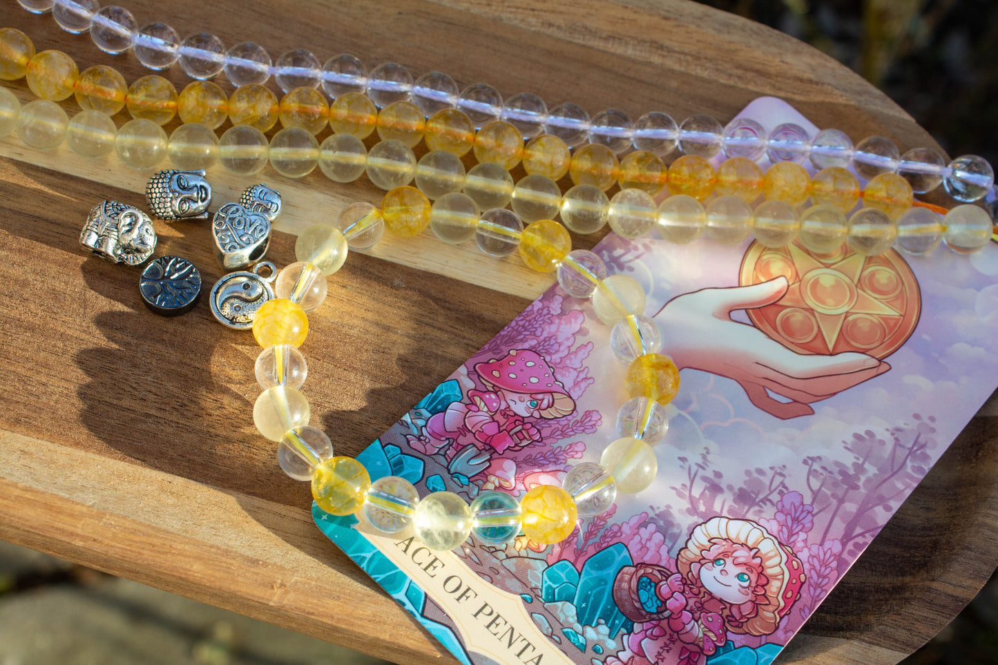 „Citrin és hegyikristály karkötő Érmék Ásza energiával, választható felár nélküli charmokkal, bőség és új kezdet szimbóluma”