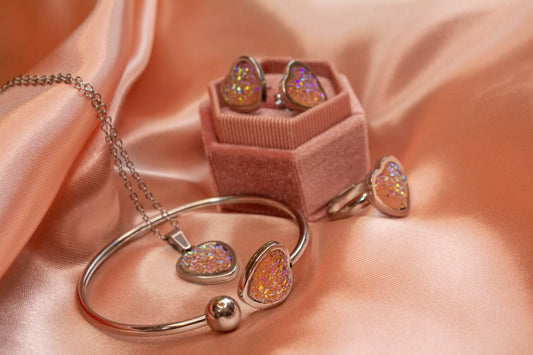 sárga műgyanta szett: karkötő, fülbevaló, gyűrű és nyaklánc, nikkelmentes nemesacélból készültek, így nem bántják a fület. A termékek mellé jár egy szivecskés organza csomagolás is. A termék választható ezüst vagy arany színű alapban.