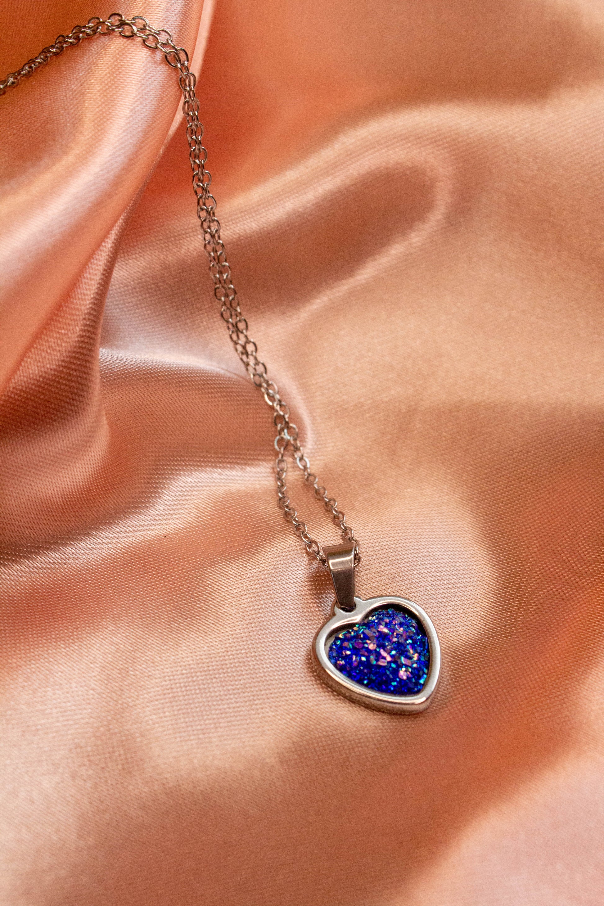 Aura kékes-lila druzi köves nyaklánc, különleges spirituális hatású női ékszer
