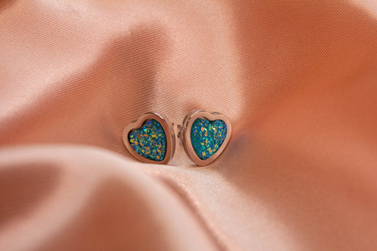 Kék druzi szivecskés 10 mm-es nikkelmentes fülbevaló, így az arra érzékenyek is viselhetik. 