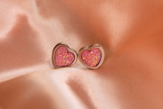 Rózsaszín, Róza névre hallgató nikkelmentes, szív formájú 10 mm-es átmérőjű fülbevaló, mely nem bántja a nikkel érzékenyek fülét. Főleg nőnapra , valanetin napra ajánlom.