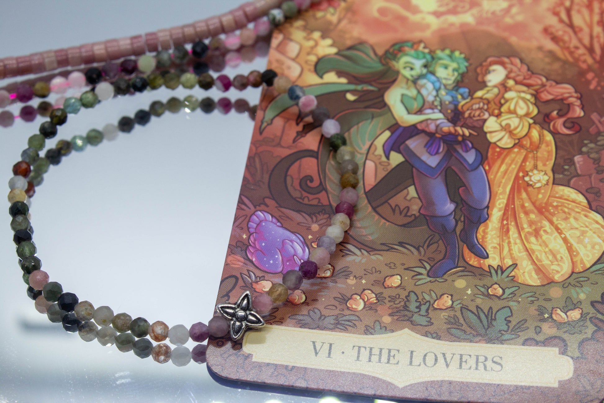 4 mm-es turmalinból készült ásványkarkötő, középen egy virág charmmal, februári spirituális ásványkarkötő