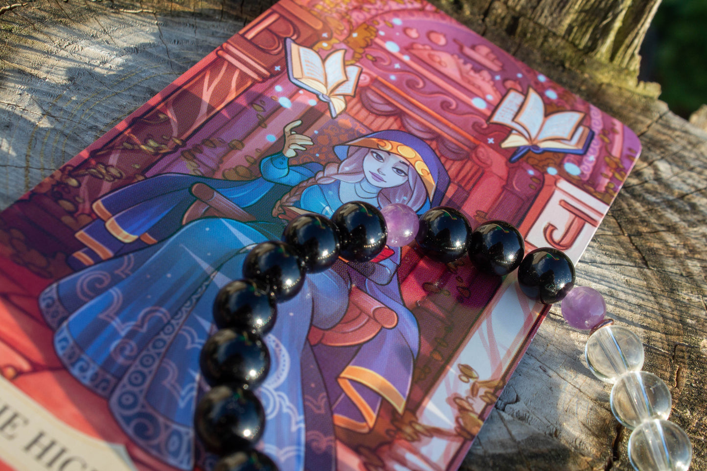 Kézzel készült tarot ihlette ásvány karkötő ónix, ametiszt és hegyikristály felhasználásával. A Főpapnő energiája intuíciót, belső harmóniát és lelki tisztánlátást támogat.
