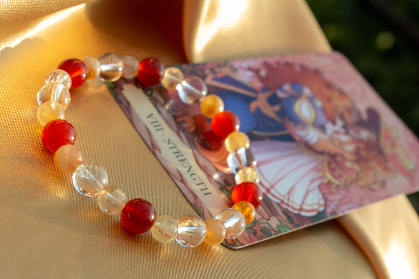 augusztusi tarot karkötő az erő lapjával az oroszlán jegyében, kézműves ásványkarkötő citrin, hegyikristály és karneol felhasználásával.
