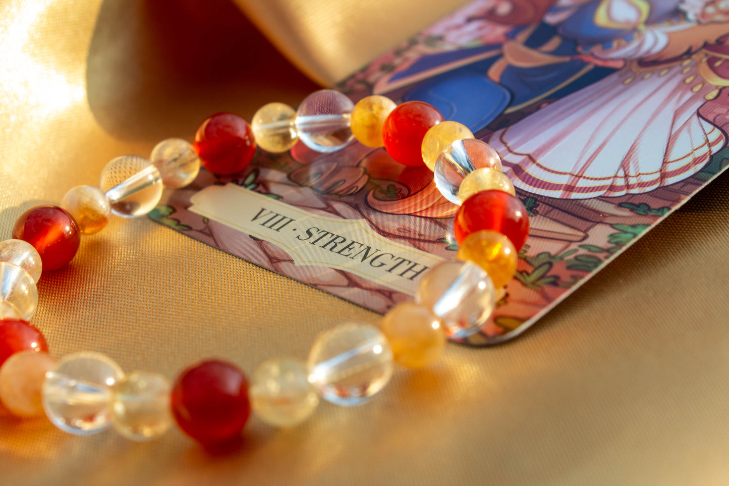 augusztusi tarot karkötő az erő lapjával az oroszlán jegyében, kézműves ásványkarkötő citrin, hegyikristály és karneol felhasználásával.