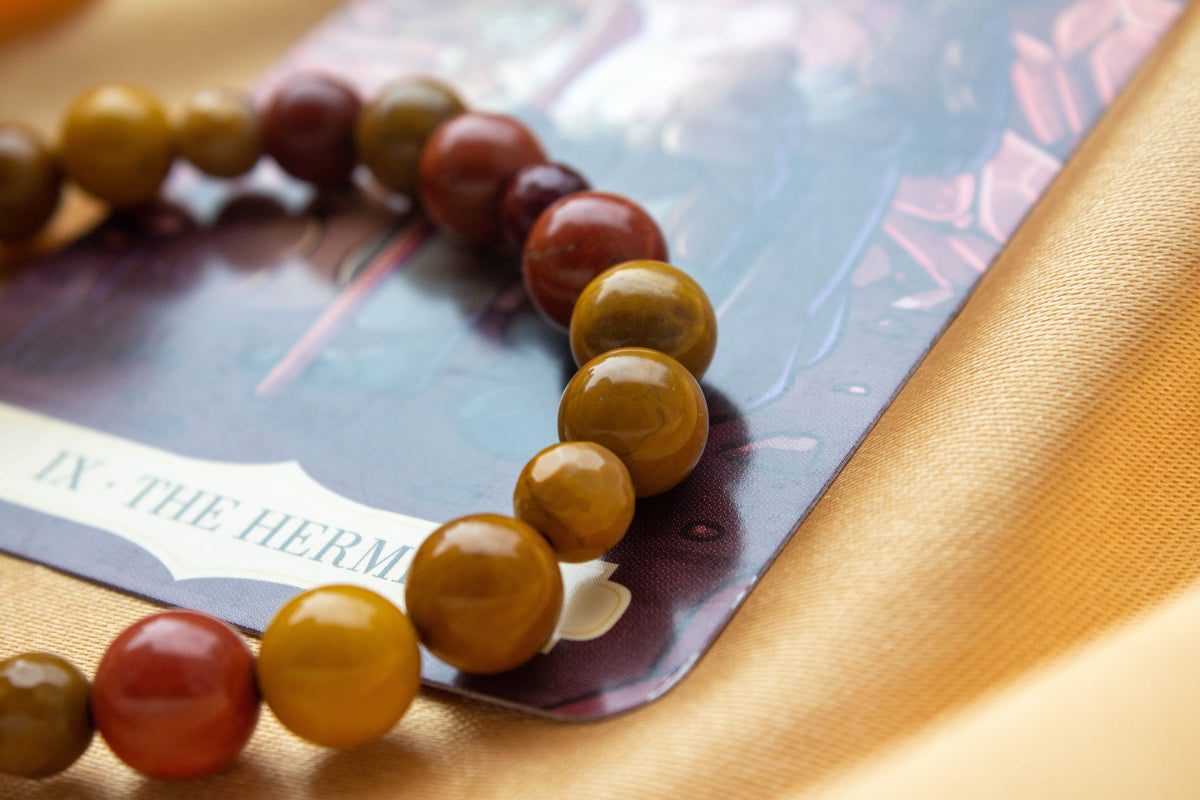mokait és vörös jáspisból készült ásványkarkötő októberi tarot karkötő a remete, spirituális ékszer