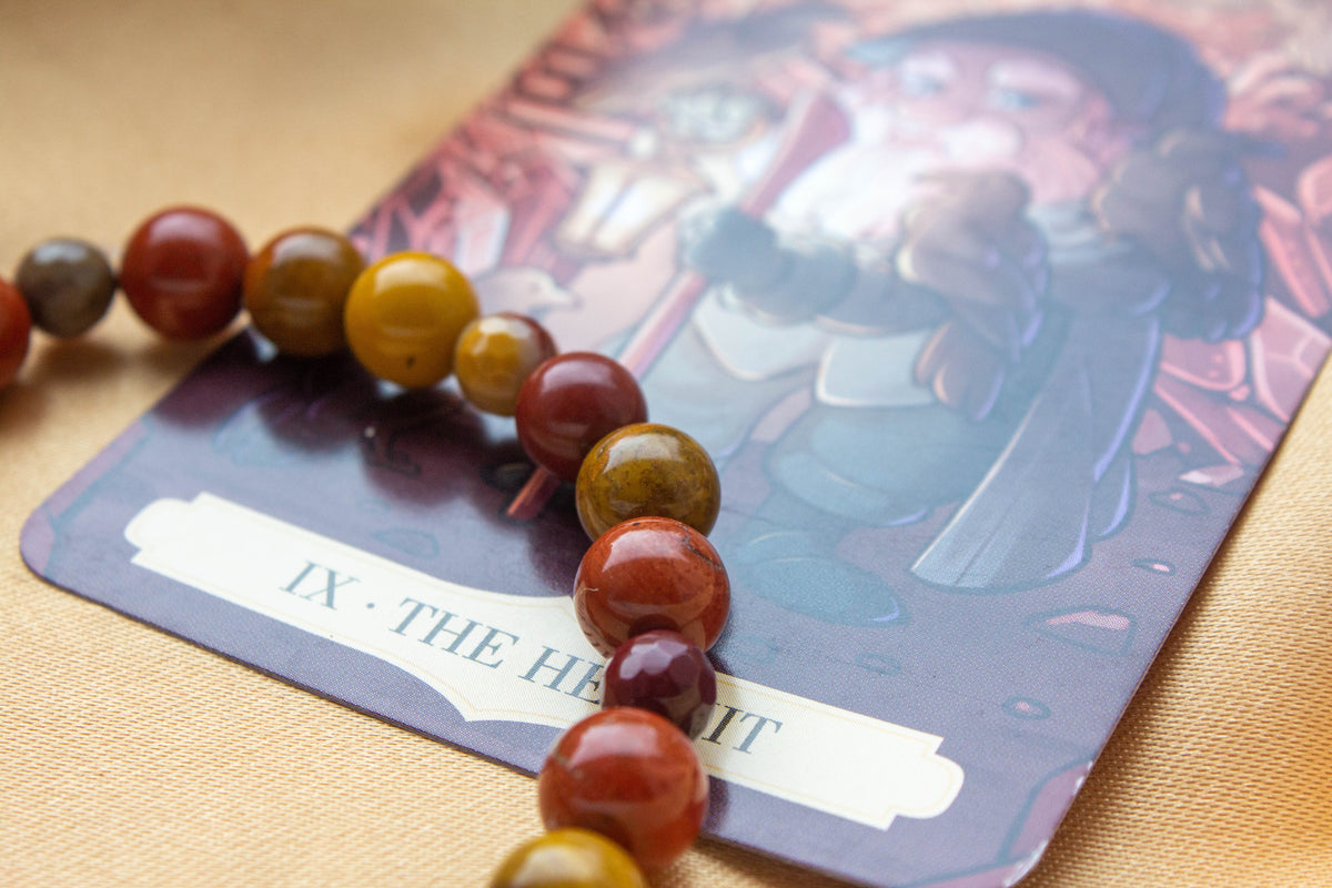 mokait és vörös jáspisból készült ásványkarkötő októberi tarot karkötő a remete, spirituális ékszer
