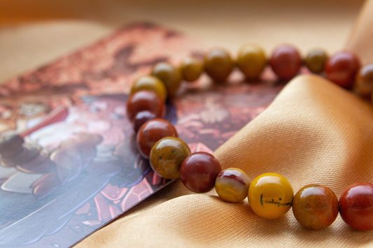 mokait és vörös jáspisból készült ásványkarkötő októberi tarot karkötő a remete, spirituális ékszer