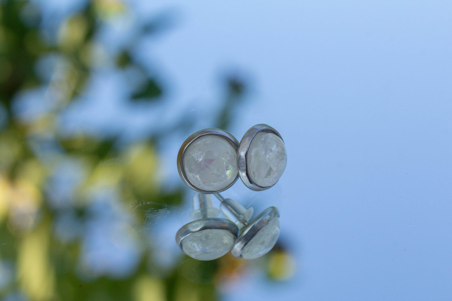 cabochon, kézműves, beszúrós, bedugós fülbevaló, fülbevaló, nikkelmentes, nemesacél, ajándékötlet, cabochon, fehér, mini