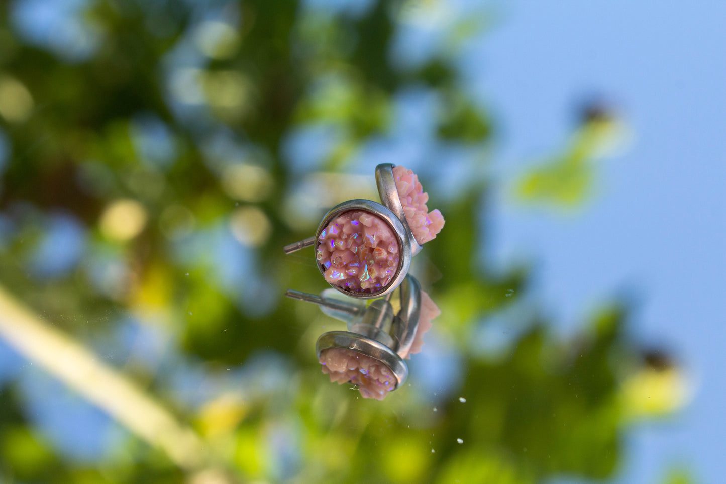 cabochon, kaboson fülbevaló, kézműves, kézzel készült, vásárolj hazait, Mónika Lilla Kincsestára, 12 mm, rendelhető rosegold vagy ezüst színű alappal, csillogós rózsaszín, druzi, pötty, pötty fülbevaló, rózsaszín