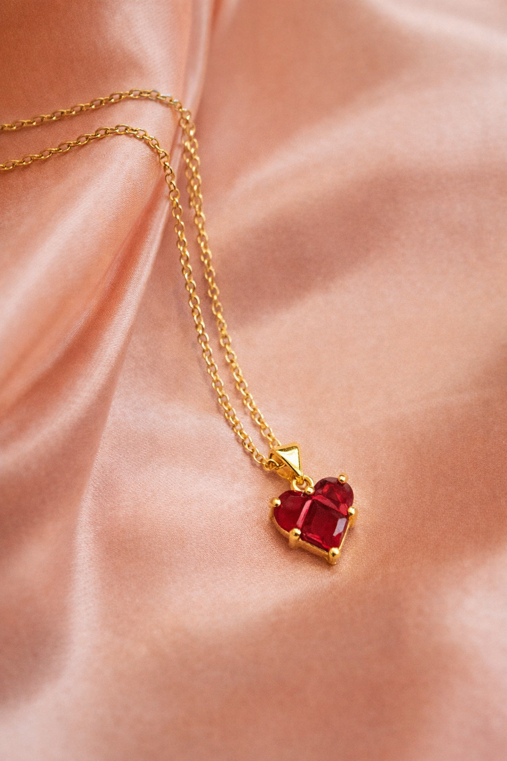 vörös medál arany színű láncon