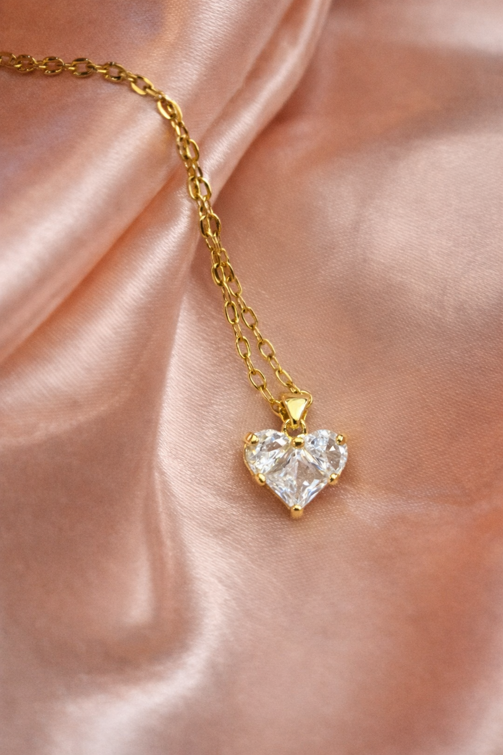 fehér színű nyaklánc arany színű láncon