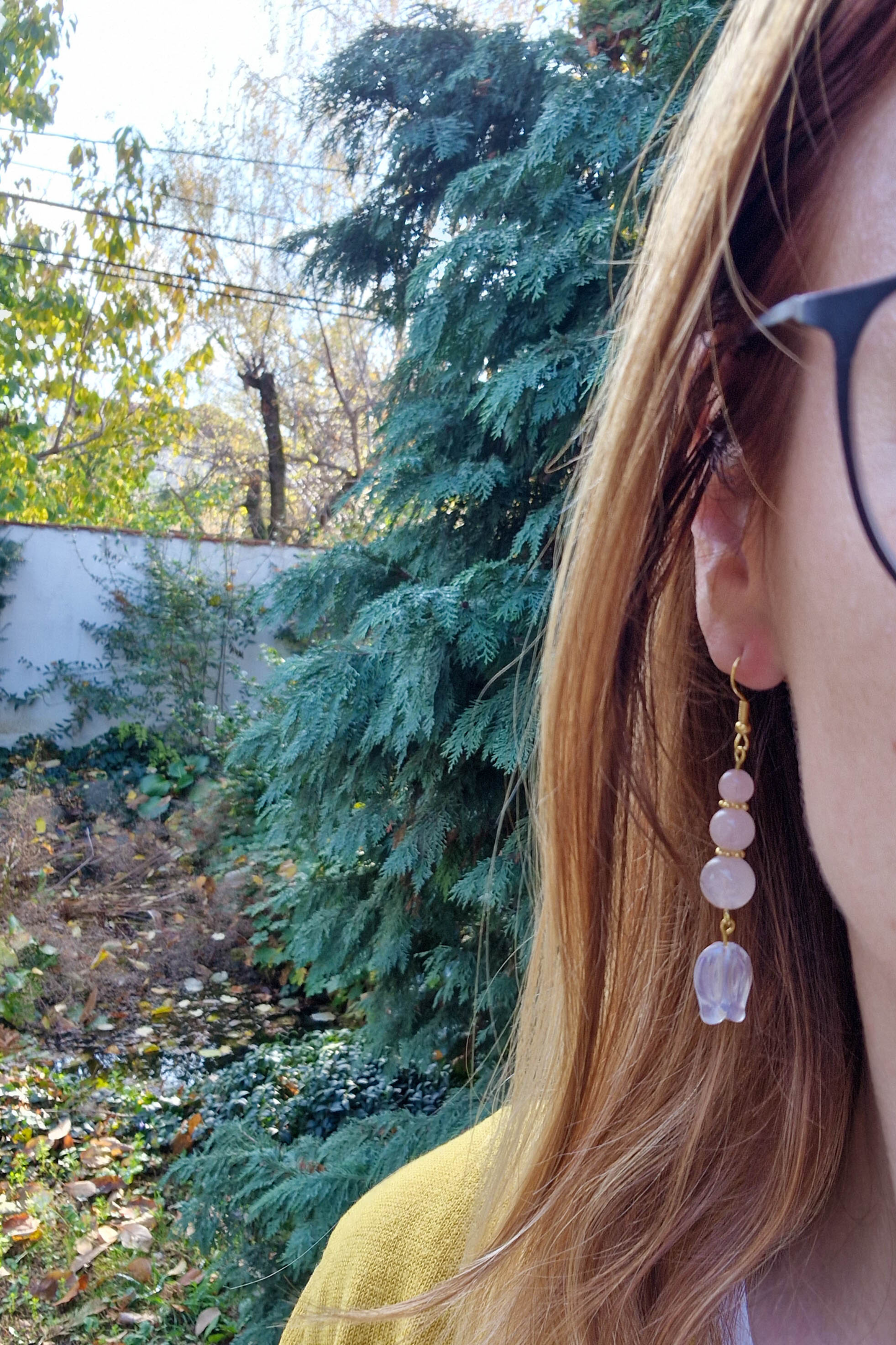 „Rózsakvarc és tulipán alakú fülbevaló arany akasztón, kézzel készült nőies ékszer természetes kövekkel.”