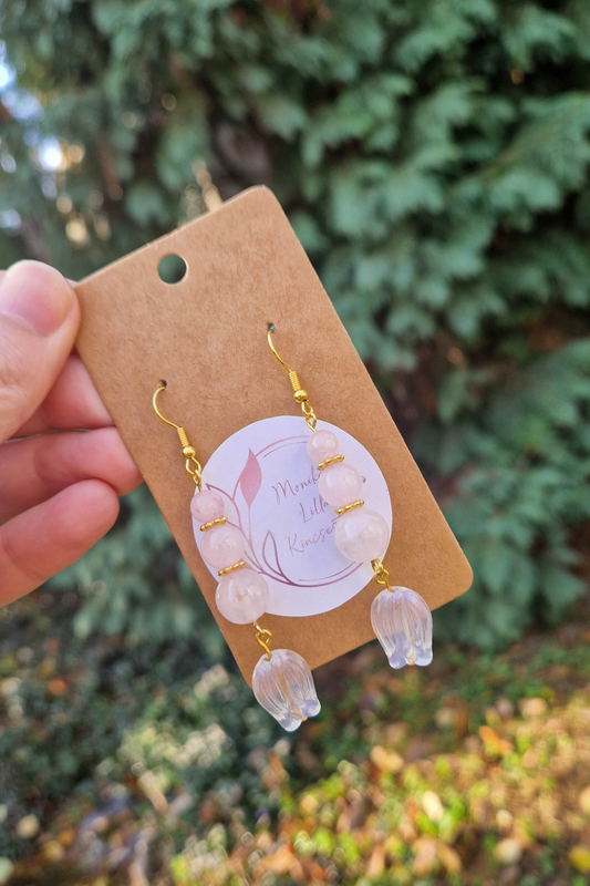 „Rózsakvarc és tulipán alakú fülbevaló arany akasztón, kézzel készült nőies ékszer természetes kövekkel.”