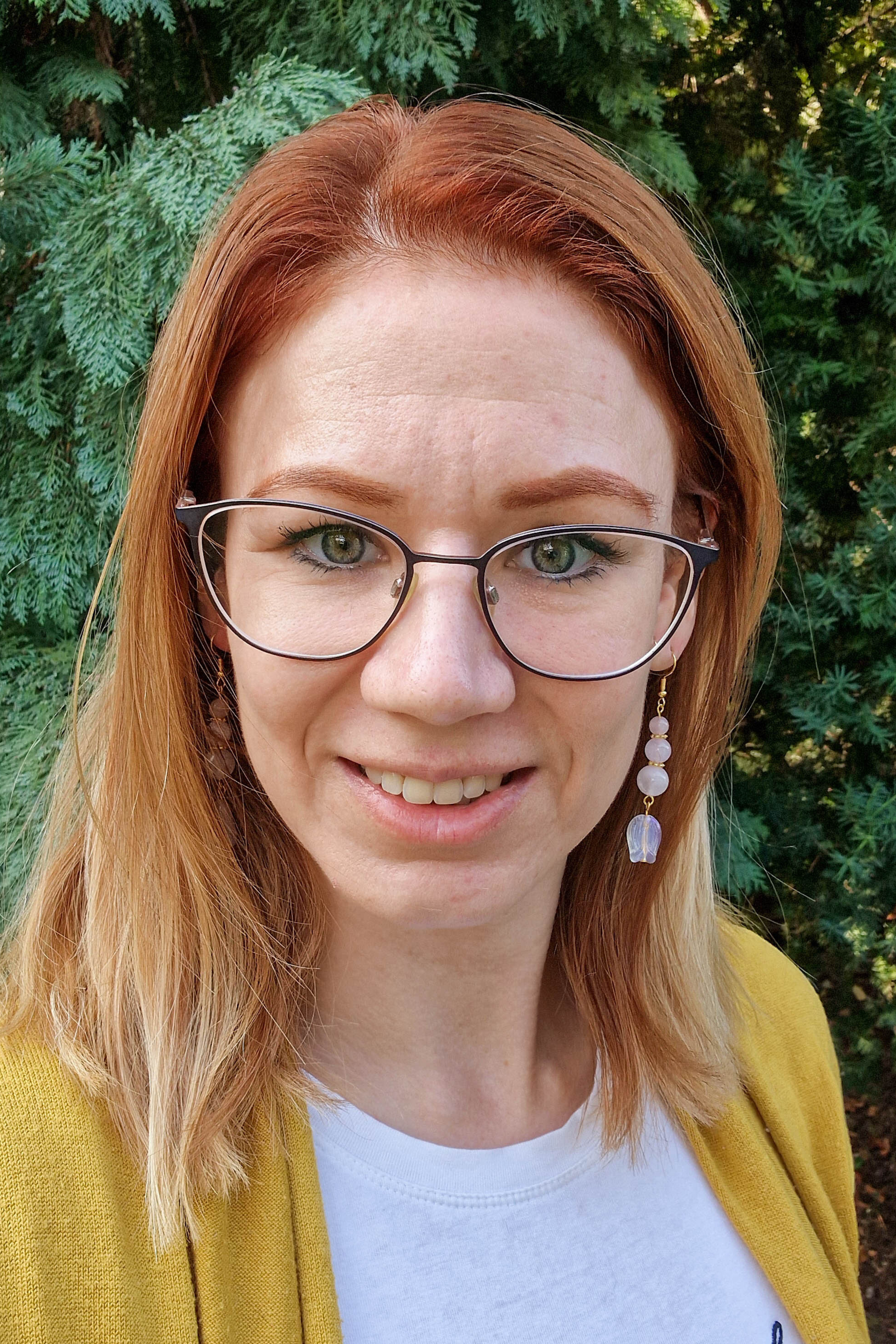 „Rózsakvarc és tulipán alakú fülbevaló arany akasztón, kézzel készült nőies ékszer természetes kövekkel.”