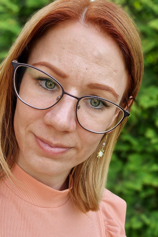 fehér napocskás fülbevaló, a fülbevaló hossza kb 2,5 cm, nikkelmentes, így az arra érzékenyek is viselhetik