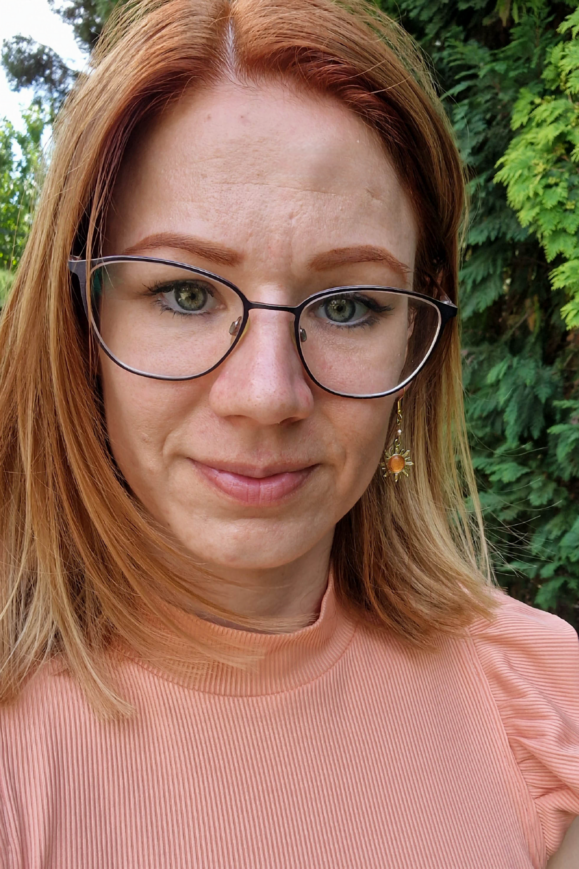 Narancs napocskás fülbevaló, a fülbevaló hossza kb 2,5 cm, nikkelmentes, így az arra érzékenyek is viselhetik